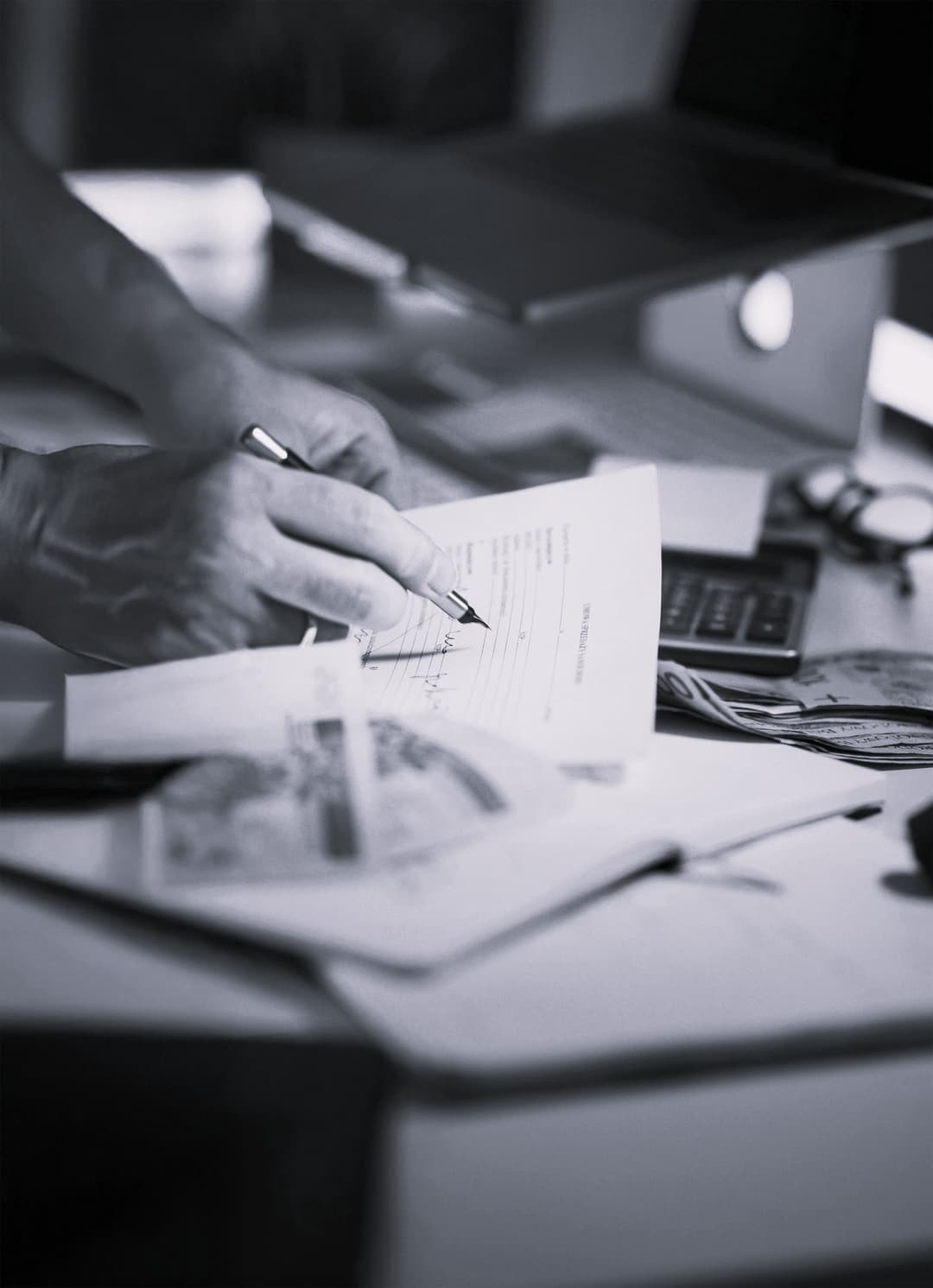 Auditoría documental en sala de juntas