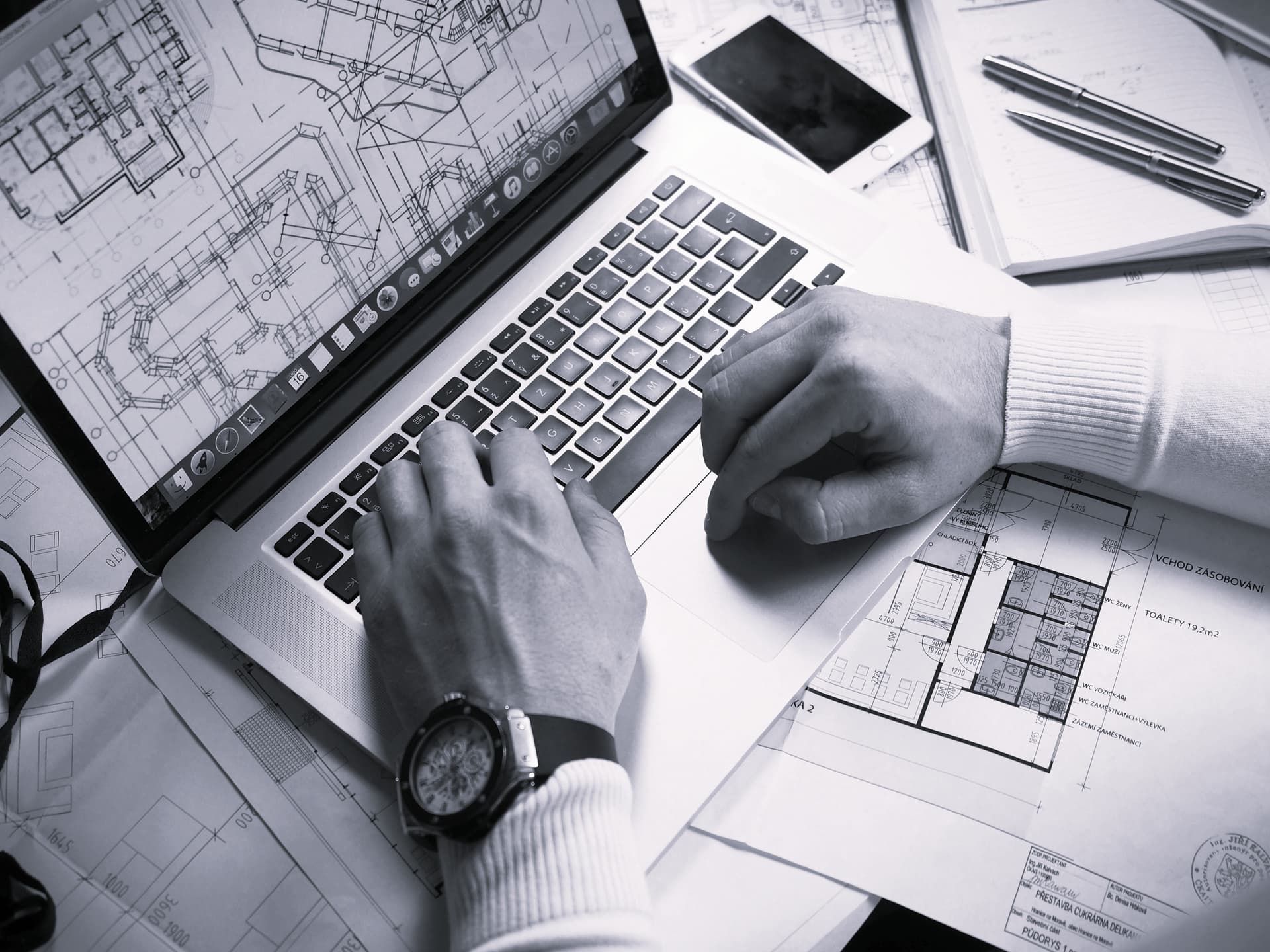 Equipo revisando planos inmobiliarios