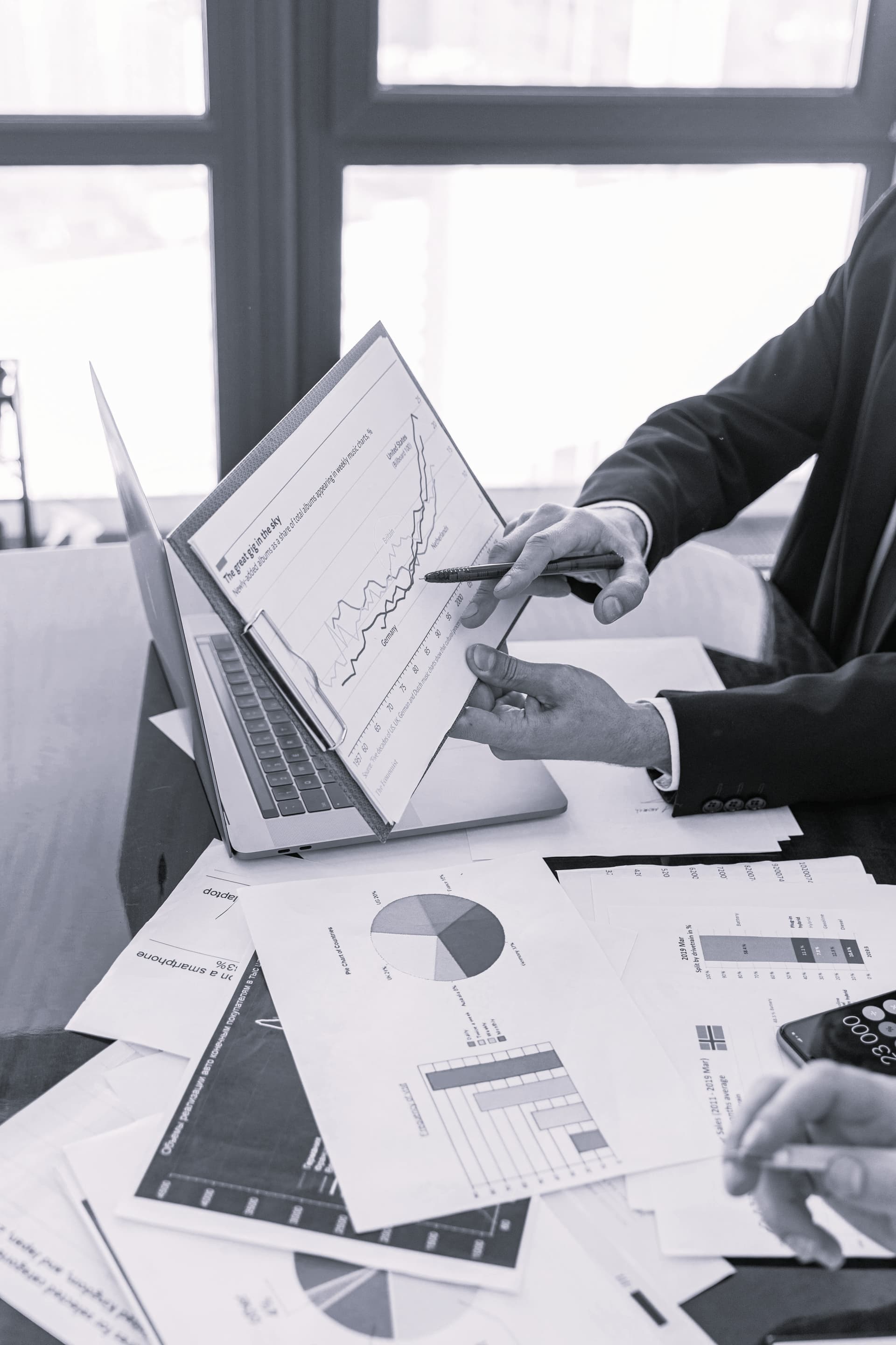 Consultor guiando roadmap de cumplimiento